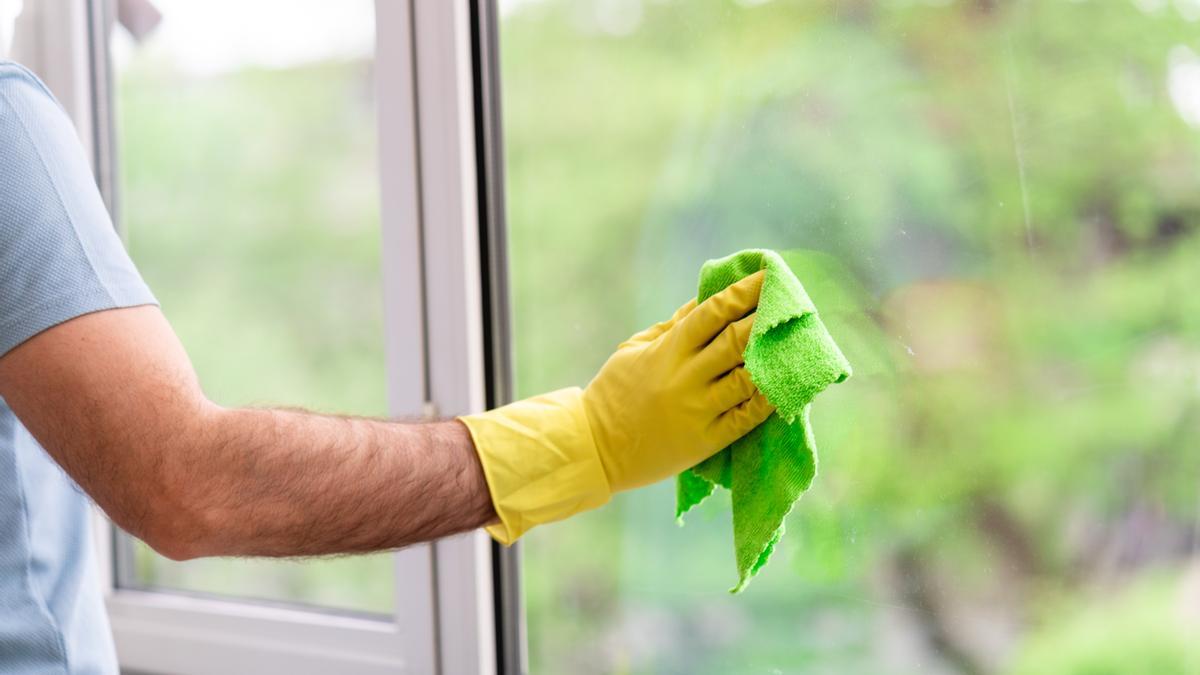 La limpieza de las ventanas suele suponer un quebradero de cabeza en el hogar.