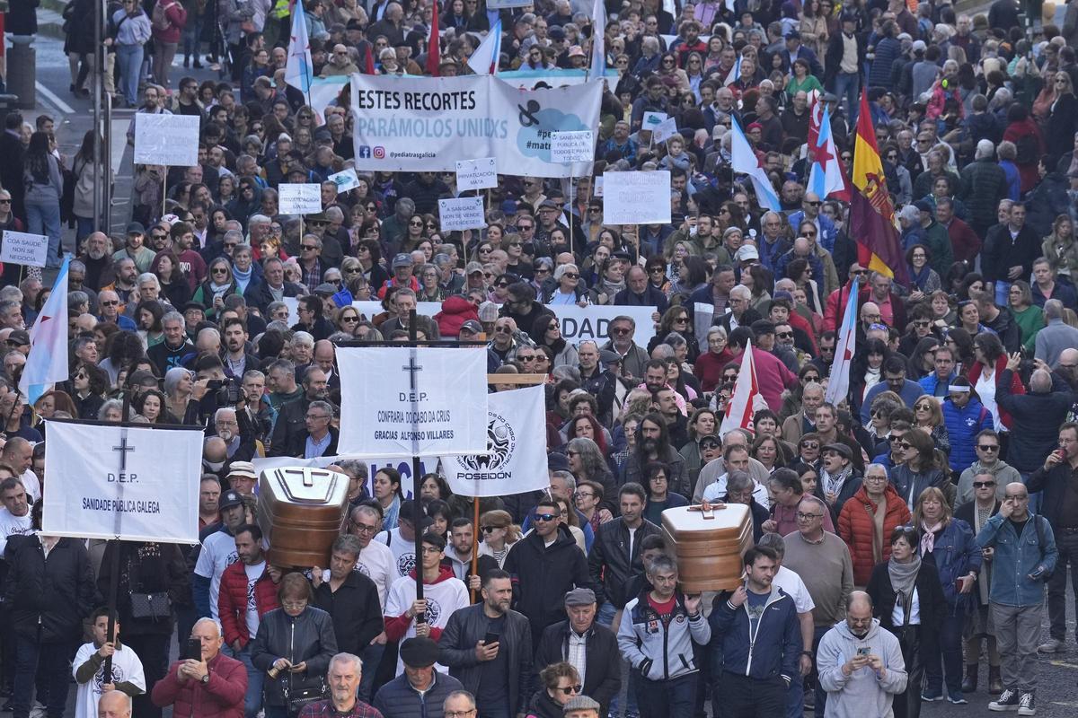 Una multitudinaria movilización por la sanidad pública en la capital gallega