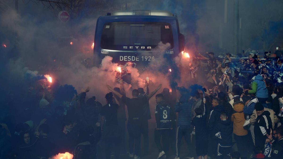 La afición del Oviedo, despidiendo ayer en el Tartiere el autobús del equipo rumbo al hotel de concentración