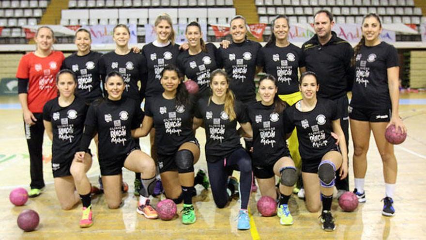 Las chicas del Clínicas posan en grupo antes del encuentro contra el Aula Valladolid.