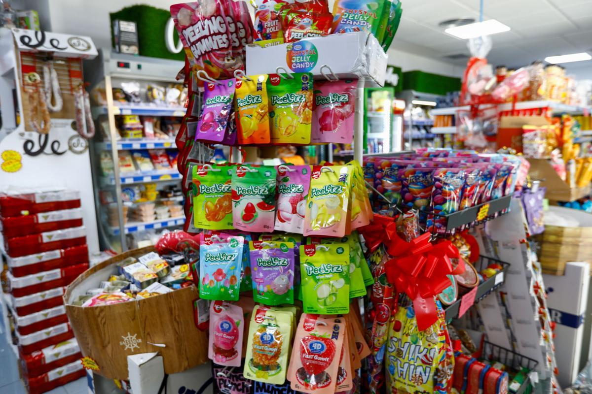 En imágenes | La Tiendica de las Noly’s: el pequeño comercio de Zaragoza que conquistó TikTok sin perder su esencia de barrio