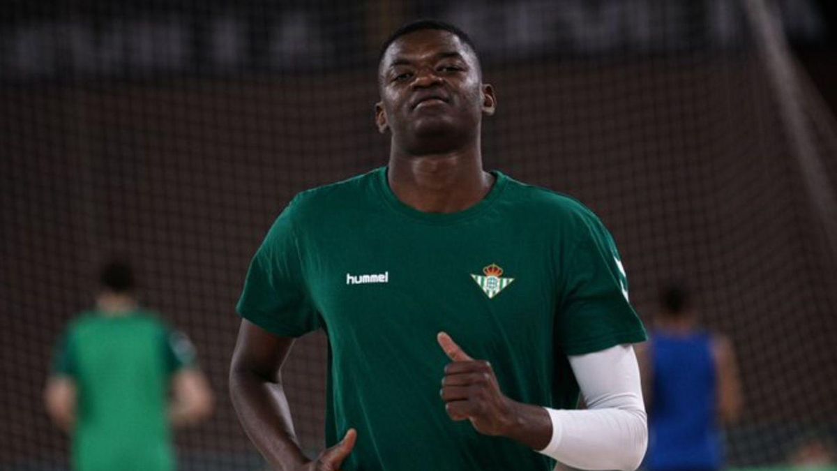 Yannick Nzosa está en la última fase de la recuperación de su lesión muscular.  realbetis