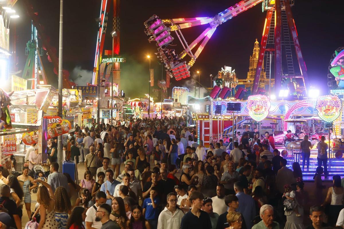 El último gran viernes llena la Feria de Córdoba de ambiente y reencuentros El último gran viernes llena la Feria de Córdoba de ambiente y reencuentros