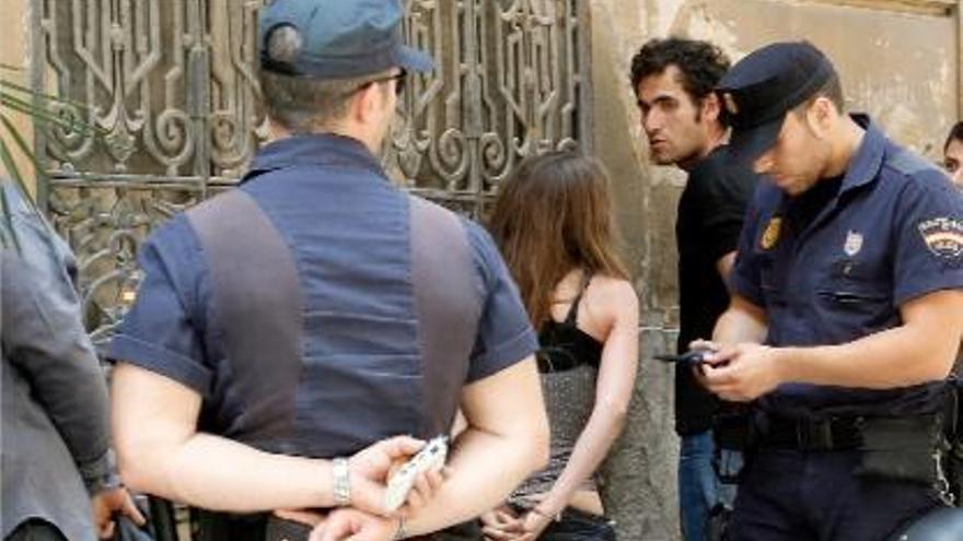 Jesús Valera fue detenido el 9 de junio de 2011, junto a otros cuatro activistas del 15M, en la protesta ante las Corts durante la sesión de investidura de Francisco Camps como jefe del Consell. f efe/Juan carlos cárdenas