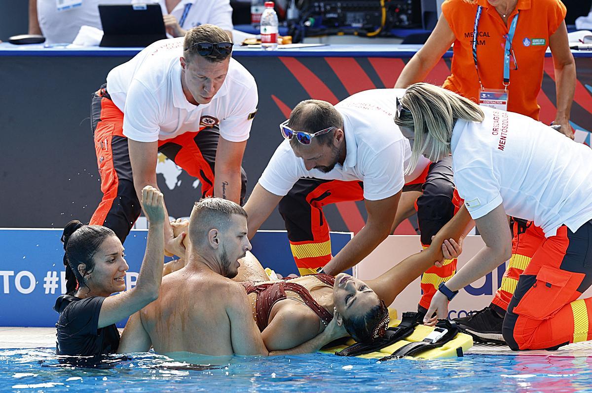 Andrea Fuentes rescata a Anita Álvarez en el mundial de natación