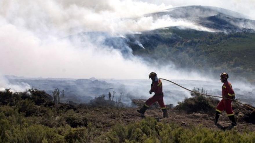 Más de una decena de incendios siguen activos en Orense