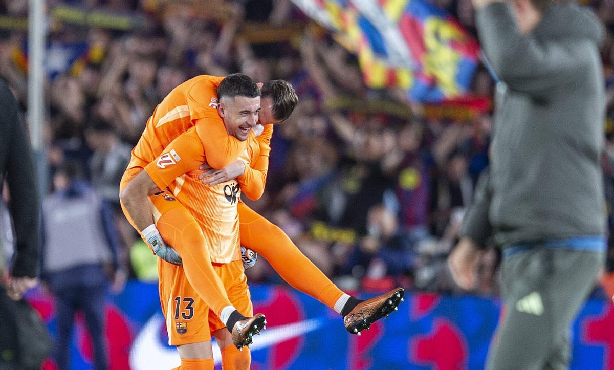 Szczesny se abalanza sobre Joan García en la celebración de la conquista de la Liga tras la victoria sobre el Madrid.