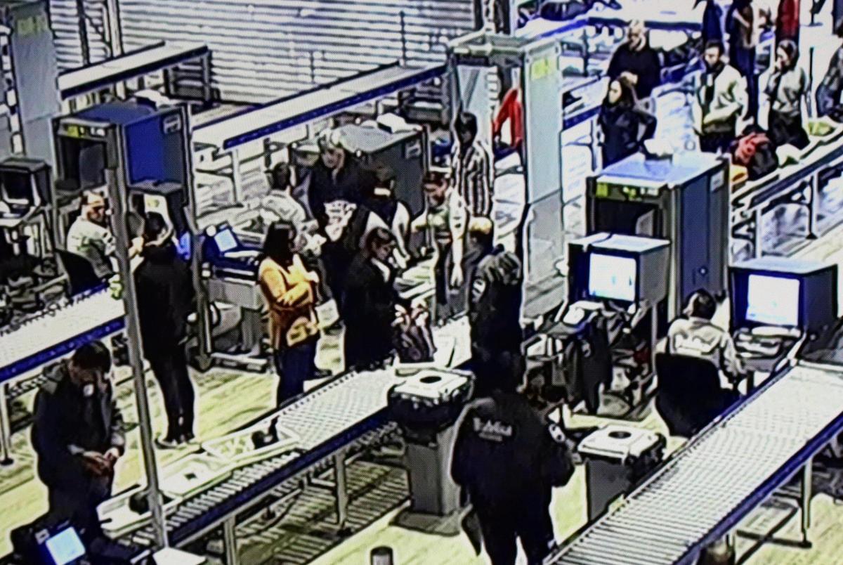 Imatge del control de seguretat de la T-2 del Prat amb el passatger que acusa dos guàrdies civils de coaccions.