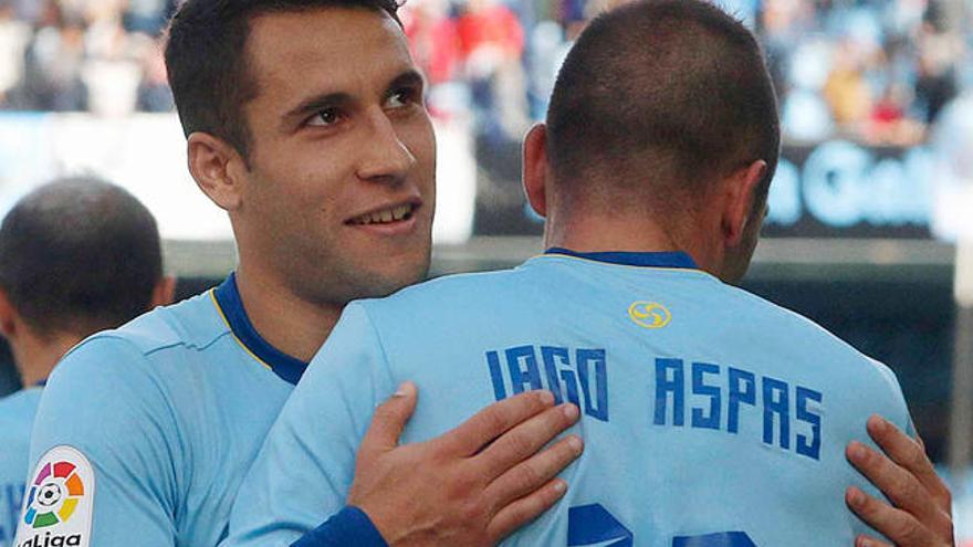 Aspas, con la camiseta del trisquel, abrazado por Mallo. // RCCV