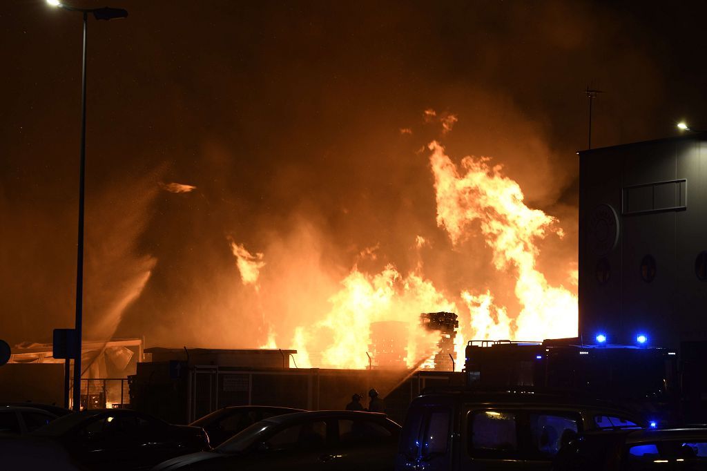 Estas son las imágenes que el aparatoso incendio de Puente Tocinos ha dejado este sábado