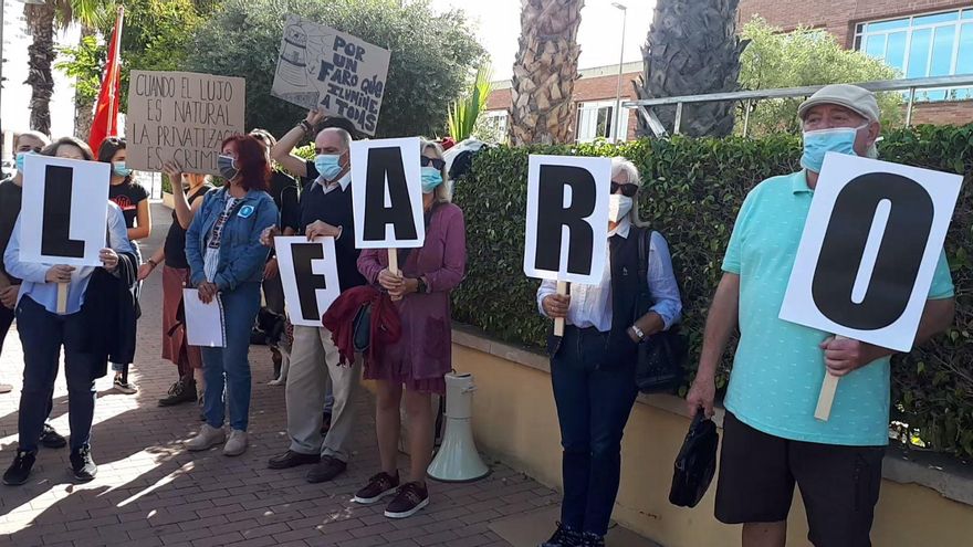 Concentración en contra del proyecto para el uso hostelero del faro del cabo de las Huertas