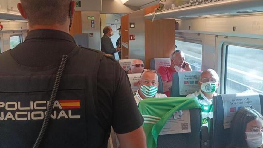 Un policía nacional de Alicante en uno de los AVE a Madrid con hinchas del Celtic de Glasgow.