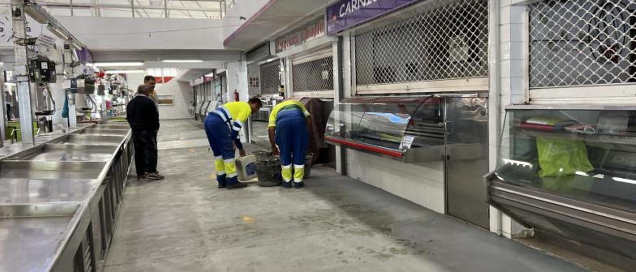 Operarios de la concesionaria del agua, reparando una avería en la plaza el lunes por la tarde. |   // S.Á.