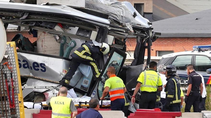 Seis de los quince  heridos del accidente de autobús en Avilés permanecen ingresados