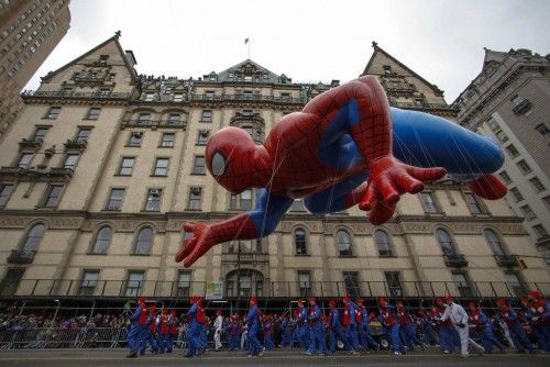 El globo Spiderman flota en Central Park West durante la 88 edición del desfile de acción de gracias en  Nueva York 27 de noviembre de 2014.