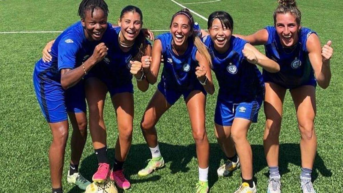 Yuki Togawa con sus compañeras de equipo