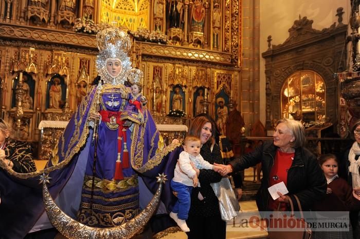 Los niños pasan por el manto de la Fuensanta