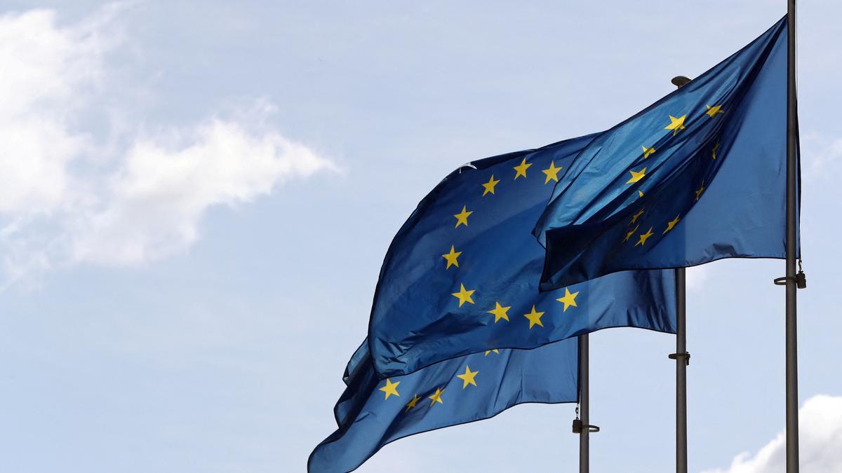 Banderas de la UE ondean en la sede de la Comisión Europea en Bruselas.
