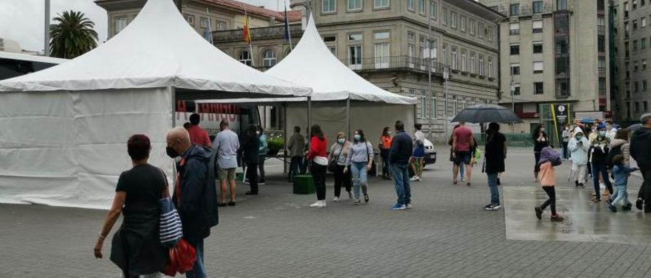 La unidad móvil de Praza de España contó con largas colas.