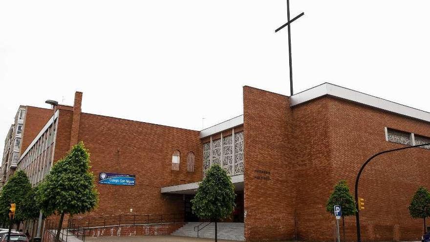 Fachada principal del colegio San Miguel, en el barrio de Pumarín.