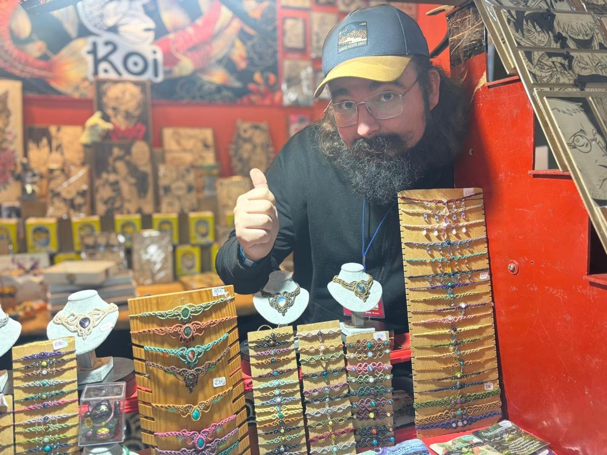 Juan José Ruiz, artesano de Écija, en su stand de Iberocio.