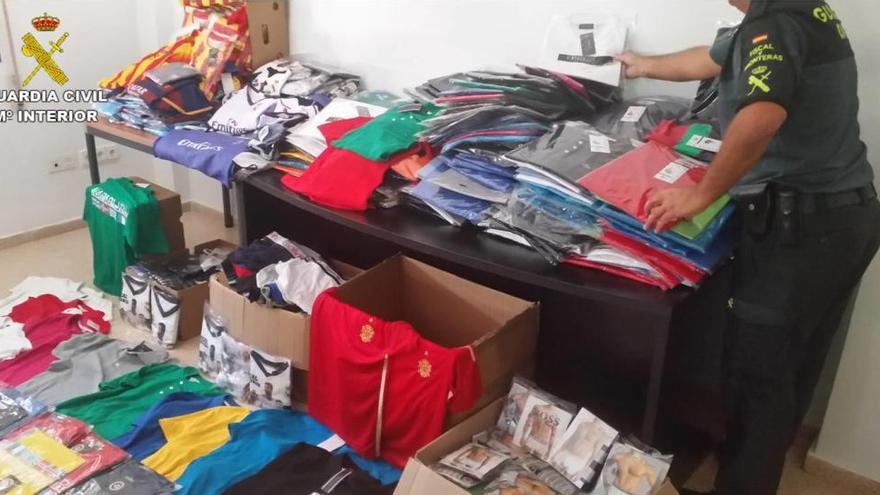 Incautados más de 33.600 euros en ropa falsificada en el mercadillo de Finestrat