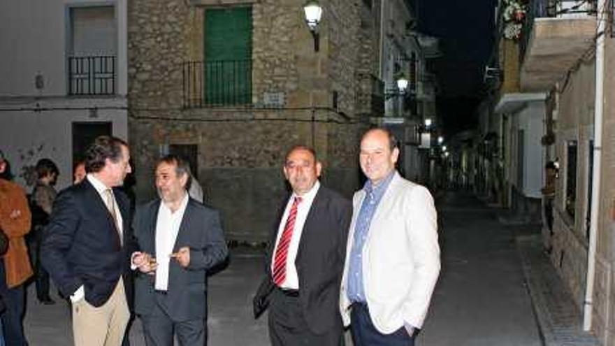 El alcalde junto al representante de Kokoh, Zaragoza, y Pascual.