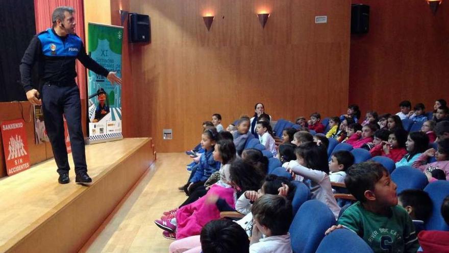 El agente José Vázquez durante su charla a los niños en el Pazo Emilia Pardo Bazán. // G.S.