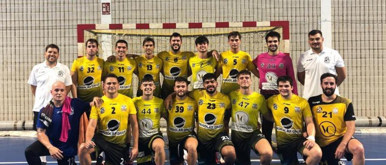 Plantilla del club de balonmano Maristas Algemesí al completo. | LEVANTE-EMV