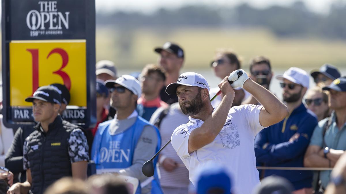 Rahm, rodeado de público en Saint Andrews, durante el entrenamiento matinal