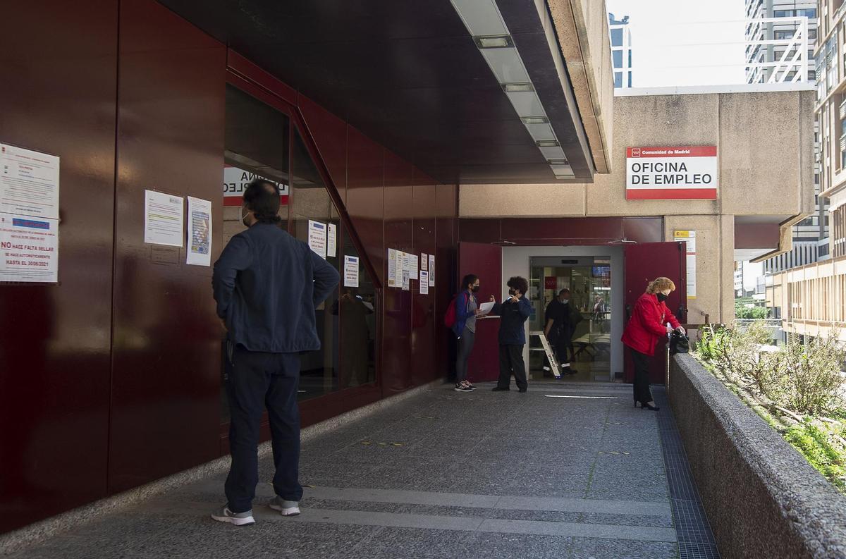 varias persona en una oficina de empleo.