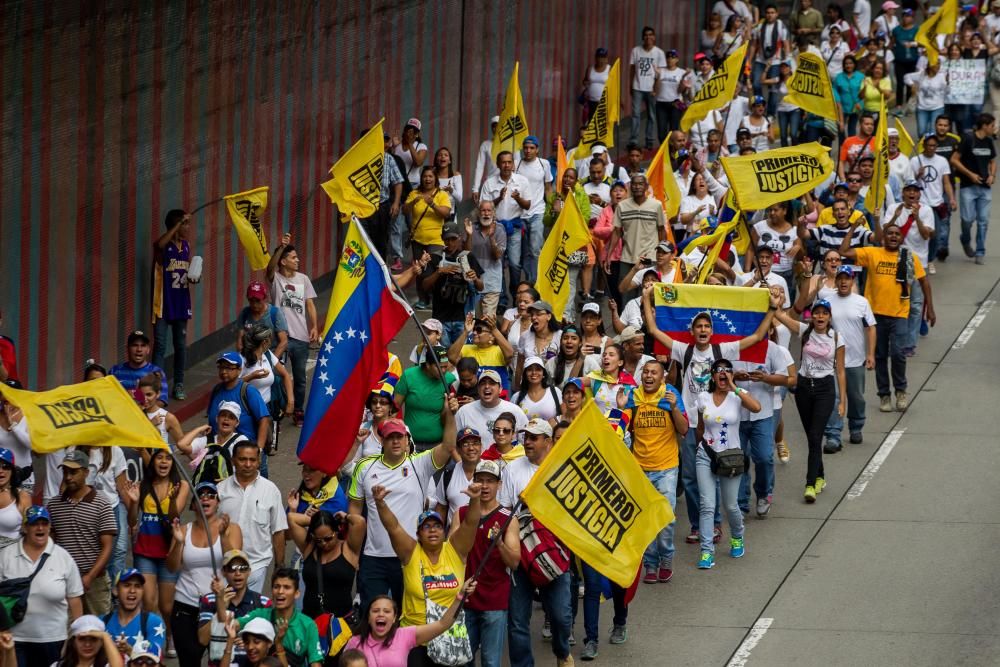 MILES DE OPOSITORES SE CONCENTRAN EN "TOMA DE ...