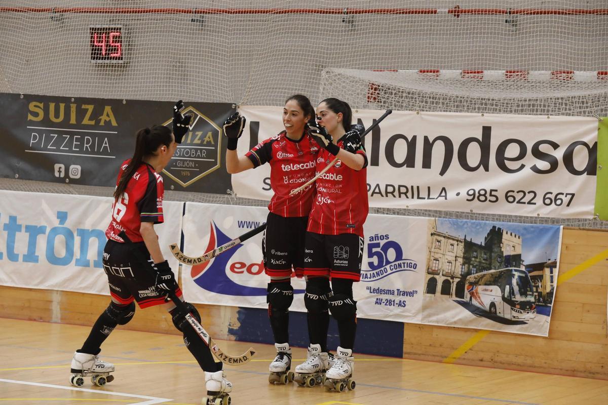 Marta Piquero, en el centro, celebra un gol con Ainara Anido y Nuria Almeida.