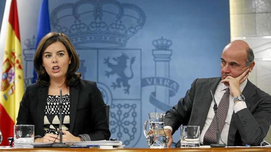 Soraya Sáenz de Santamaría i Luis de Guindos, a la roda de premsa posterior al Consell de Ministres d&#039;ahir