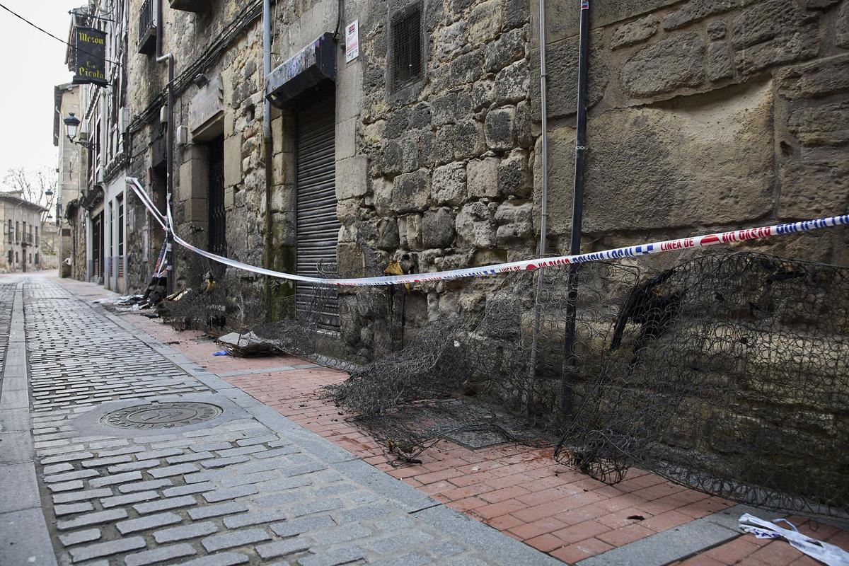 El incendio que se declaró en torno a las 22:45 horas de este martes en un edificio de Miranda de Ebro (Burgos).