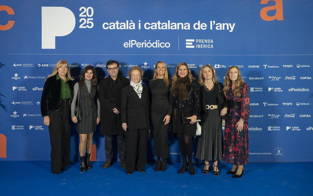 Barcelona. 24.11.2025. Sociedad. Gala del Català de l’any 2025.  De izda. a dcha., Núria Ceriola, secretaria de Presidencia de Prensa Ibérica, Susana Moll, Javier Cercas, escritor y català de l’any 2025, Arantza Sarasola, vicepresidenta de Prensa Ibérica, María Eugenia Gay, teniente alcalde de l’Ajuntament de Barcelona, Chantal Moll, Ainhoa Moll y Usoa Arregui . Fotografía de Jordi Cotrina
