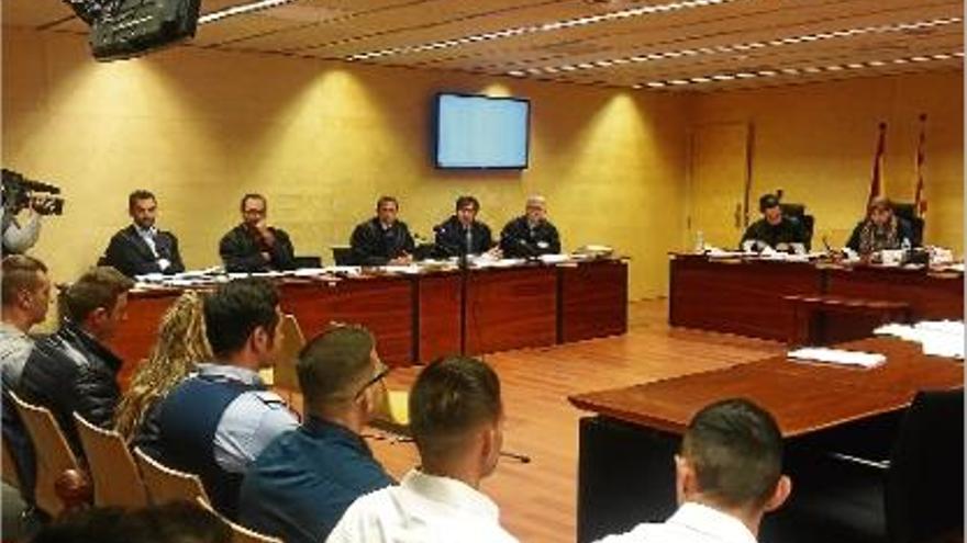 Els acusats, durant una de les sessions judicials celebrades a l&#039;Audiència Provincial aquesta setmana.