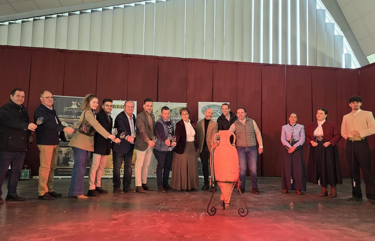 Autoridades y bodegueros brindan con el vino nuevo. | CASAVI