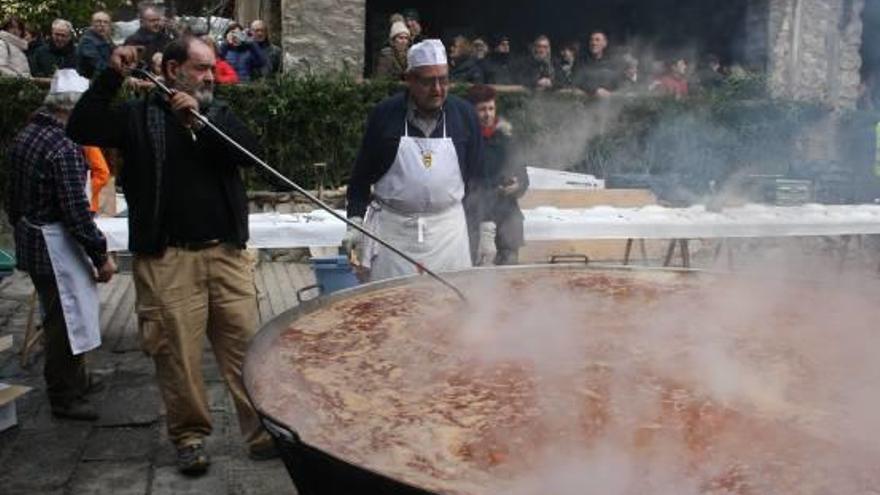 Els cuiners preparant l&#039;arròs de la festa de Bagà ahir al matí