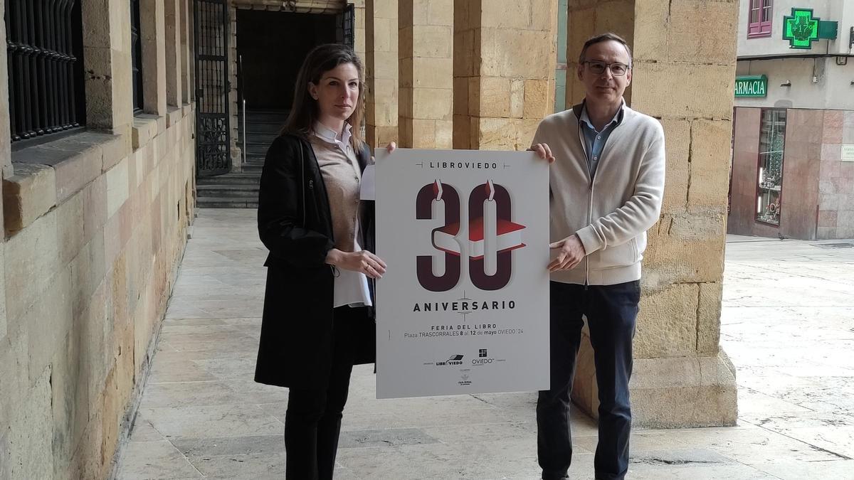Lourdes García y Enrique Maradona, con el cartel del 30º aniversario de LibrOviedo.