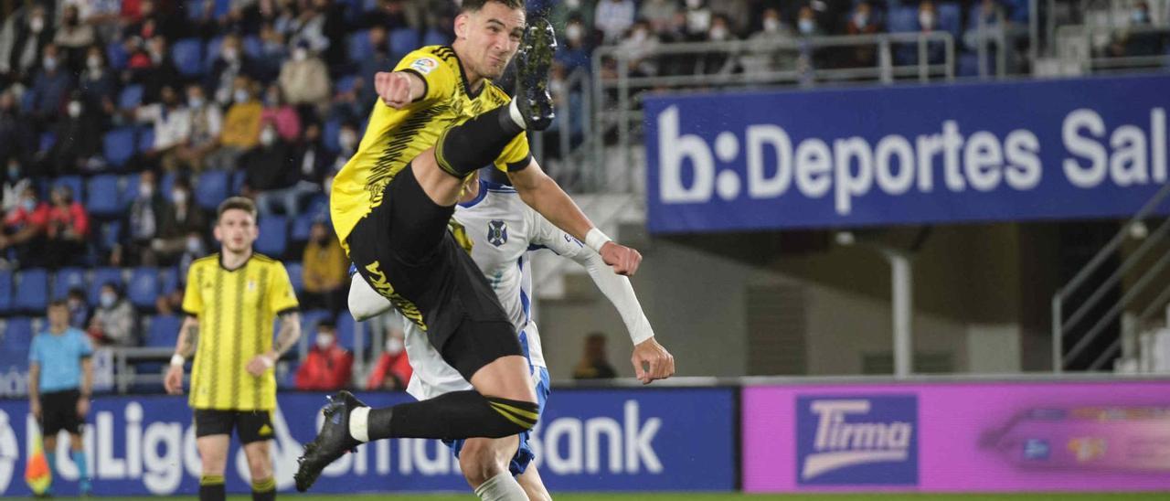 Dani Calvo intenta despejar un  balón, el viernes pasado durante el duelo ante el Tenerife. | Carsten W. Lauritsen