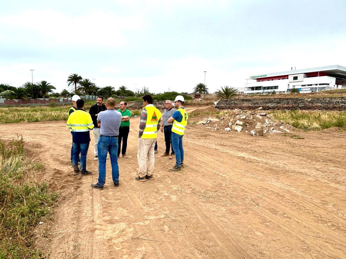 El concejal de Urbanismo, José Manuel Santana, y de Obras, Juan Jiménez, junto a técnicos municipales y representantes de la promotora.