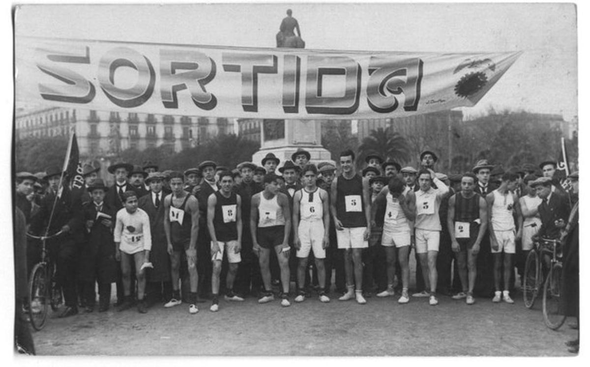 Carrera urbana en la Plaça del Pla del Palau y carrer Muntaner.