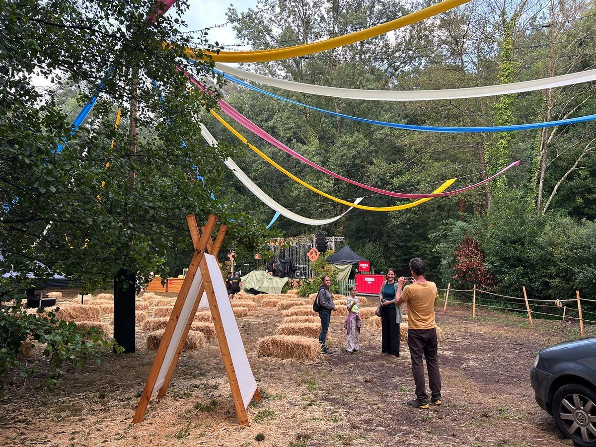 Una familia aprovecha el vacío del festival para tomar unas fotos.