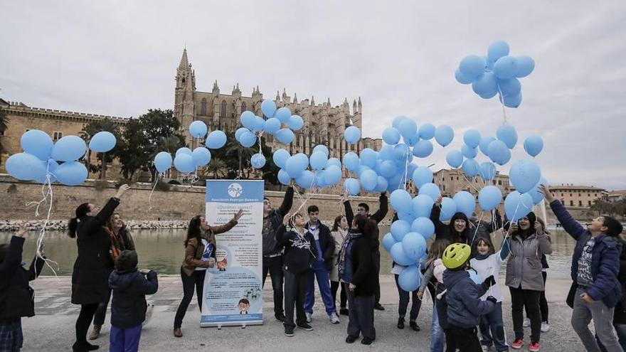 Cien globos azules en el Día del Asperger