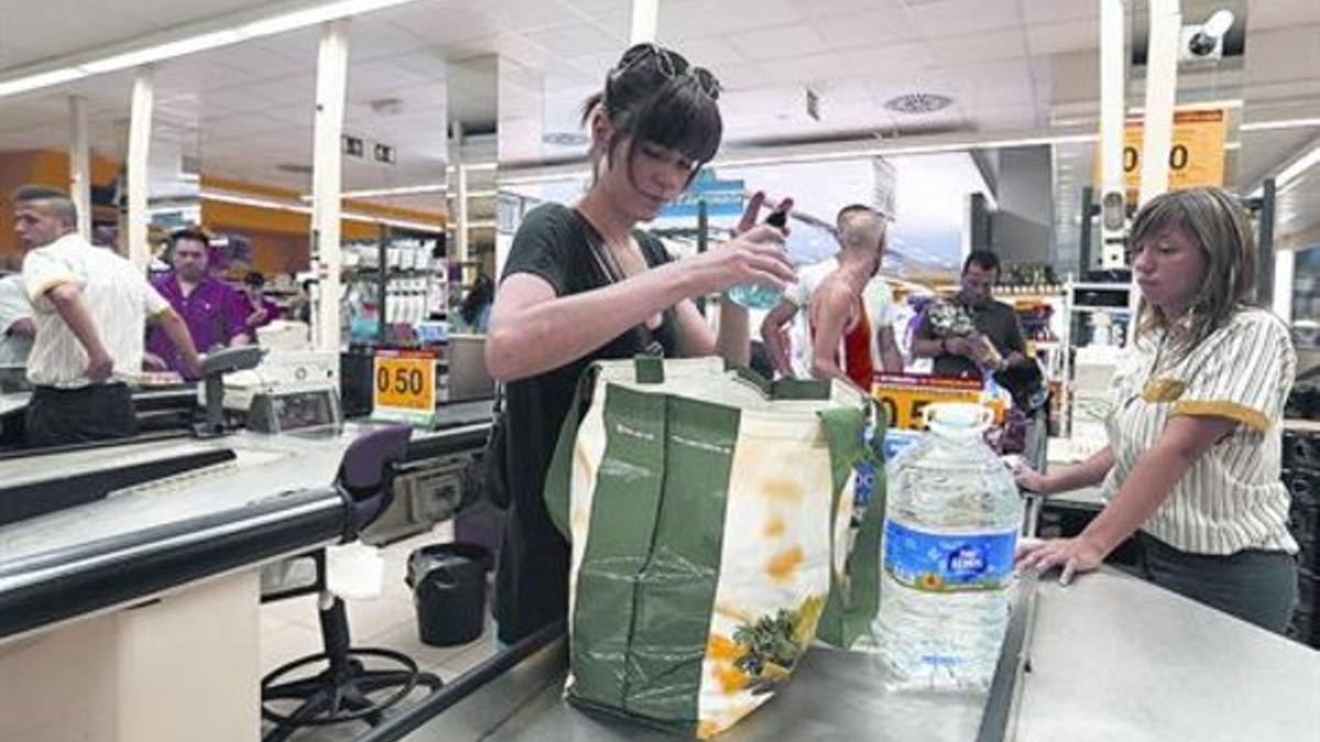 Línea de cajas de un supermercado de la cadena Mercadona de Barcelona.