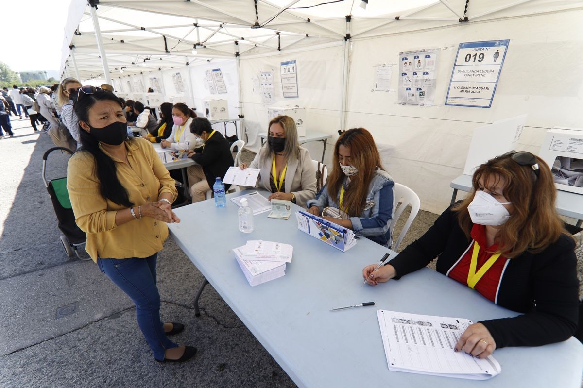Los ecuatorianos residentes en la Región votan en las elecciones de su país