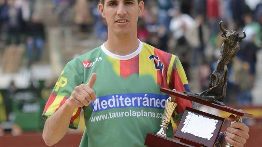 El recortador borriolense Adrián Pérez vuelve a levantar el trofeo en Castellón
