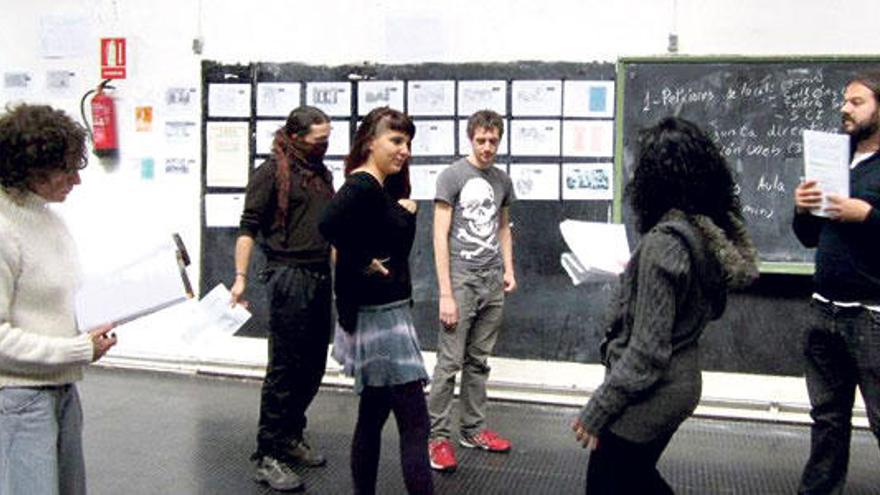 Jeroni Obrador (derecha) dirigiendo un ensayo.