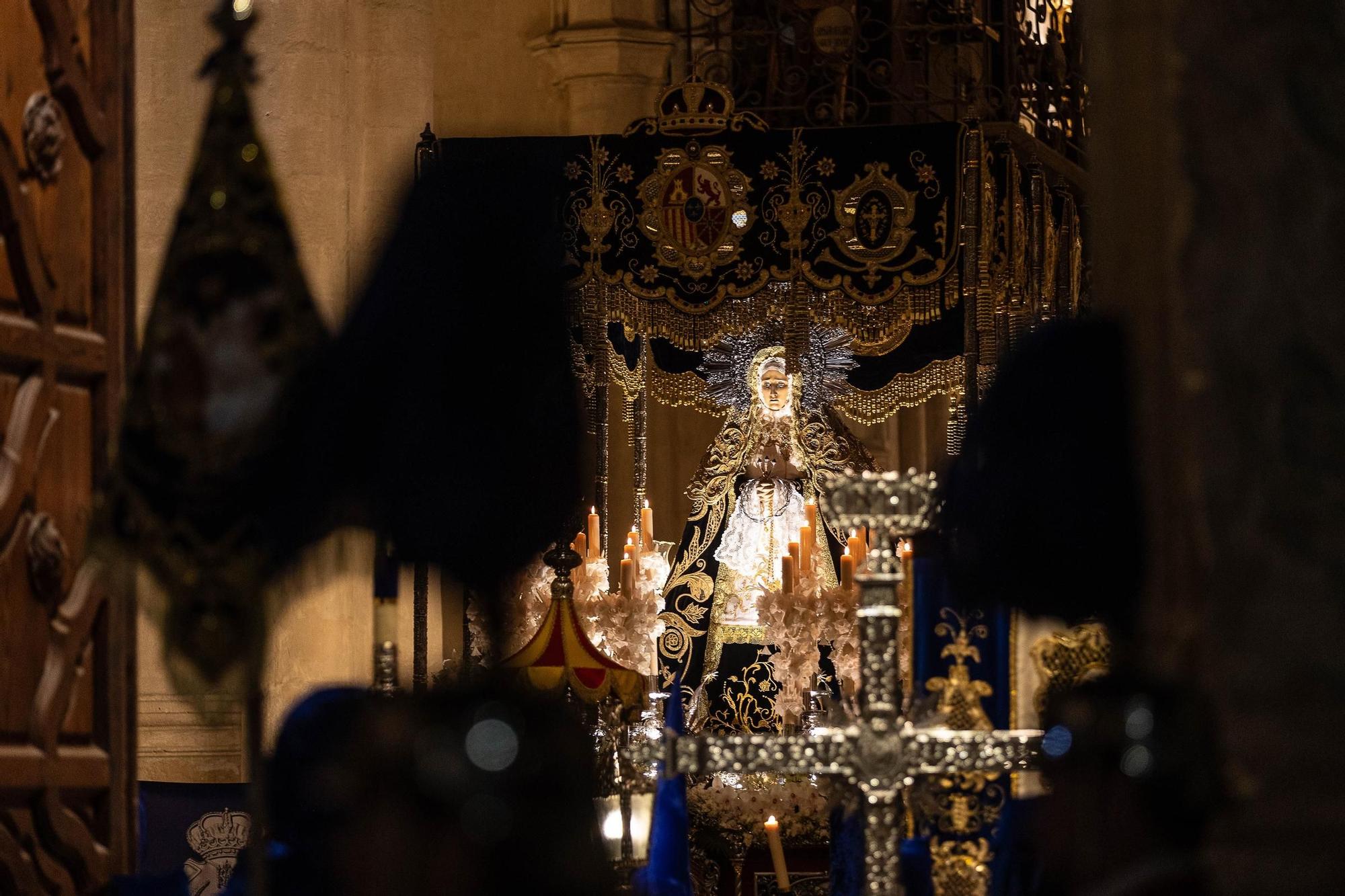 Los alicantinos arropan a la Virgen de la Soledad